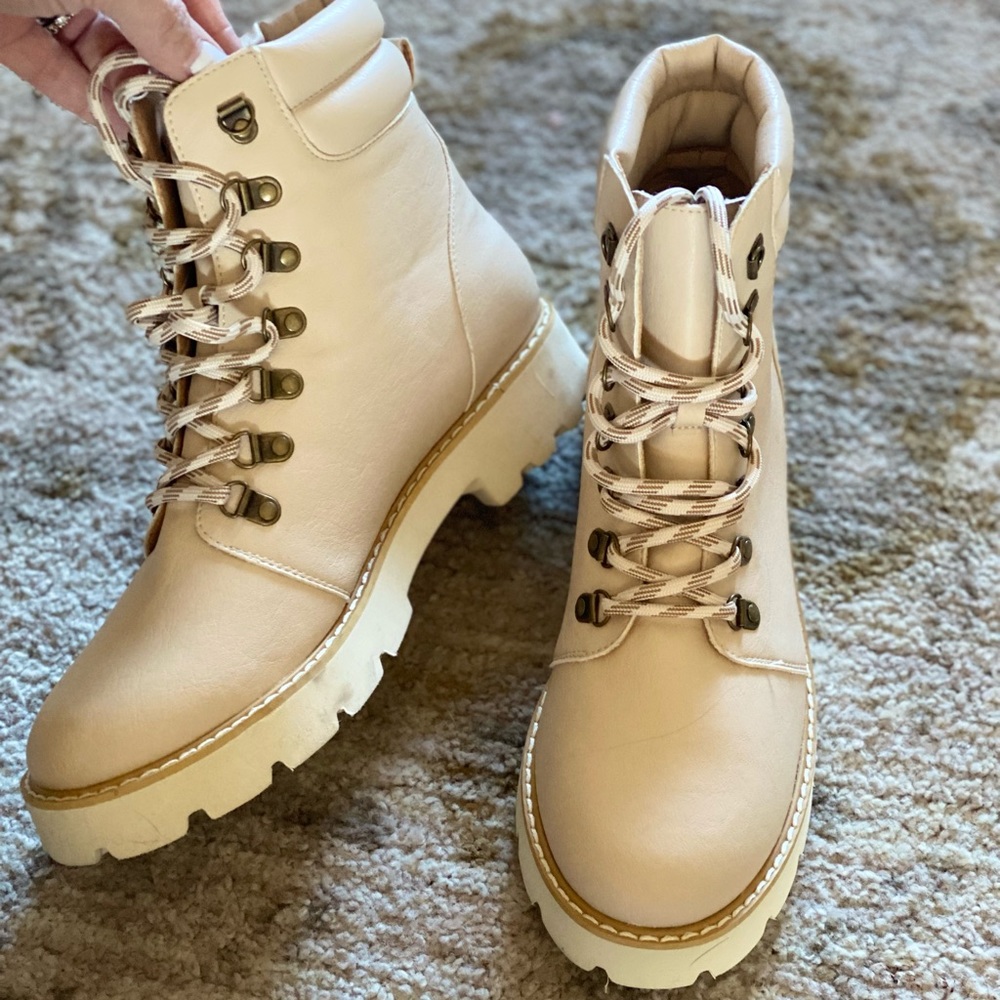 Brand New boots!! Never worn… tried them on at home! Size 8 1/2 beautiful!